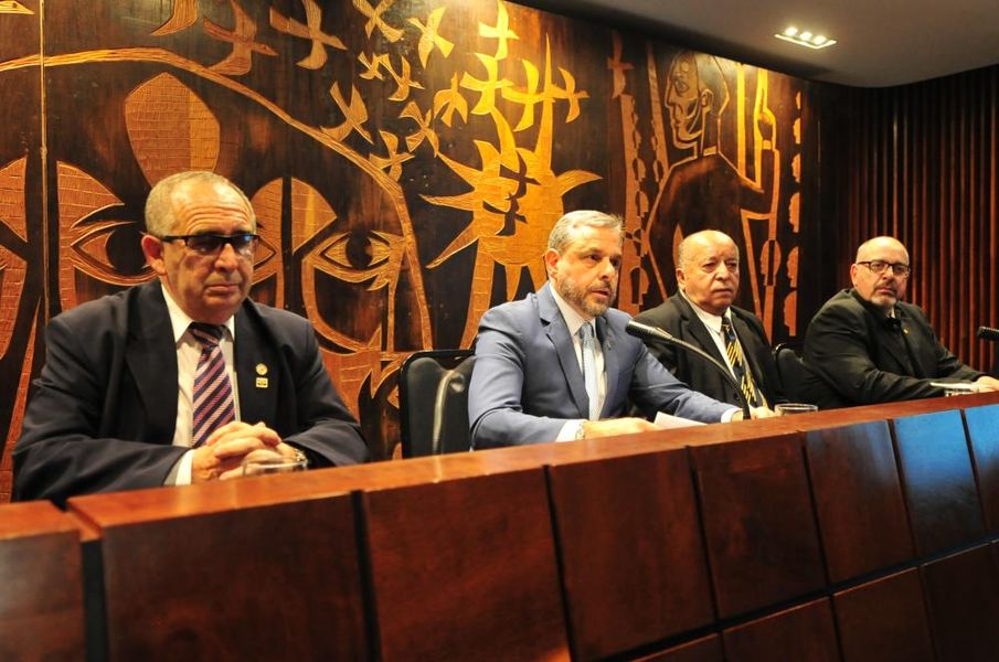 Deputado Ricardo Arruda presidiu a sessão solene em homenagem à DEMAFE 