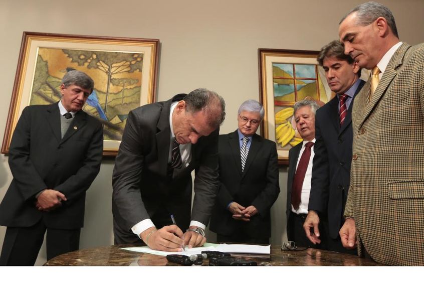 Diretor de relacionamento institucional da TIM, Leandro Guerra, assina o TAF entre os deputados da Alep.