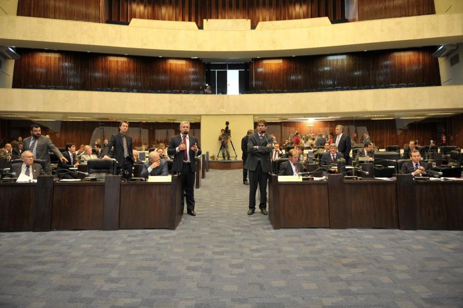 Parlamentares reunidos no plenário durante a sessão desta quarta-feira (23).