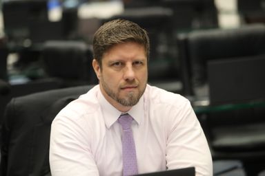 Projeto passa a exigir assinatura física de idosos, em caso de contratação de crédito