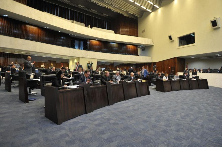 Parlamentares reunidos na sessão plenária desta segunda-feira (14).