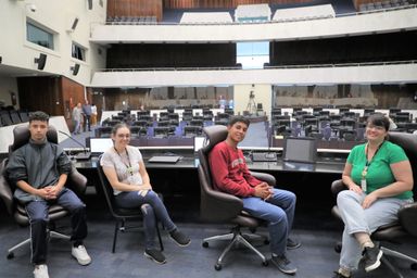Assistidos pelo CAPS Infantil Centro Vida visitam a Assembleia