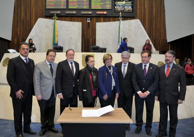 Assembleia devolve simbolicamente mandato do deputado Vieira Netto