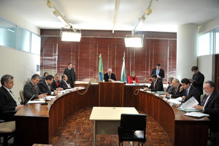 Parlamentares reunidos na CCJ desta terça-feira (20).