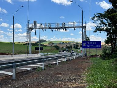 Deputados Romanelli (PSD) e Arilson Chiorato (PT) destacam decisão da ANTT de suspender cobranças indevidas do pedágio free flow no Paraná