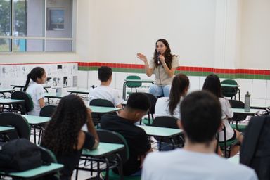 Deputada Ana Júlia (PT) propõe criação da Rede Estadual de Cursinhos Populares do Paraná para ampliar acesso à educação superior
