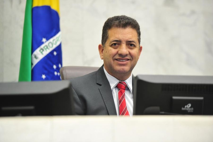 cobra pessoa idosa