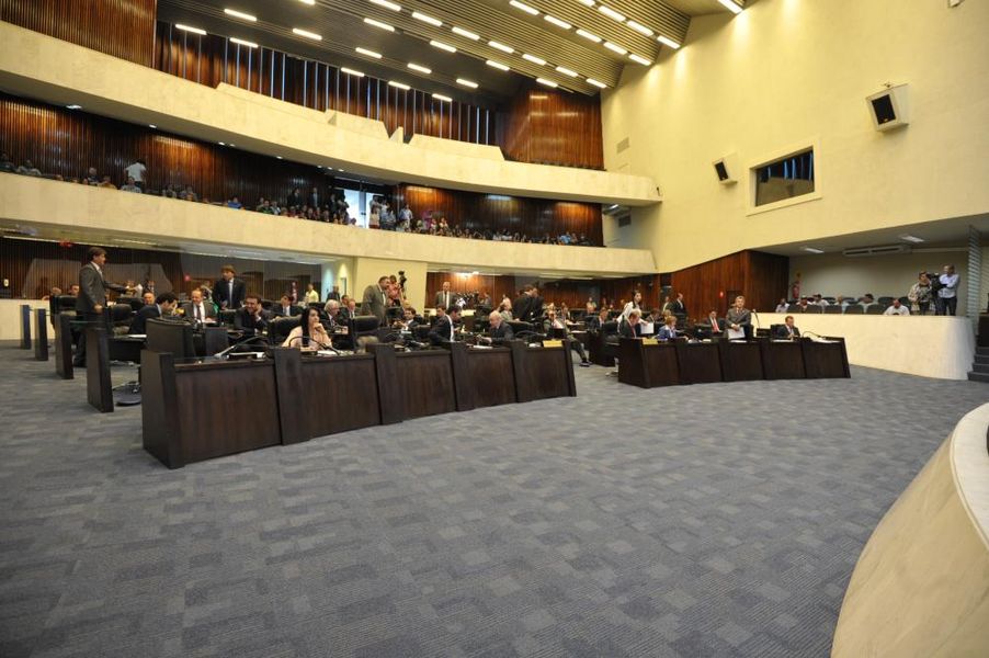 Parlamentares reunidos no Plenário durante a sessão desta terça-feira (28). 