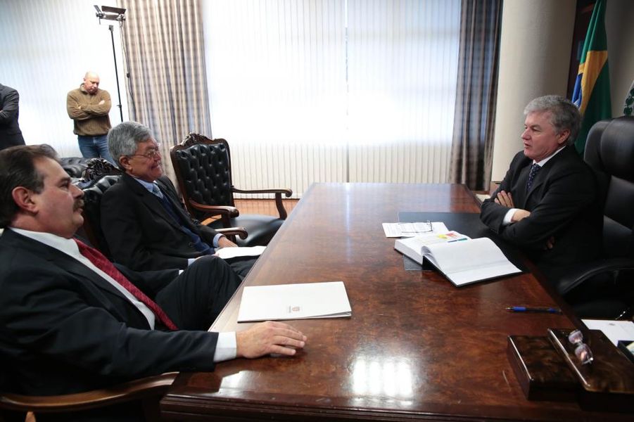Da esquerda para a direita, Cezar Silvestre, Cássio Taniguchi e presidente da Alep, deputado Rossoni.