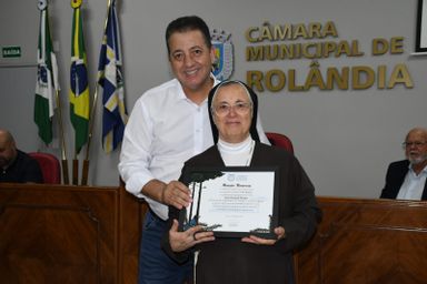Deputado Cobra Repórter (PSD) entrega Menção Honrosa à Irmã Elizabeth Mendes em Rolândia
