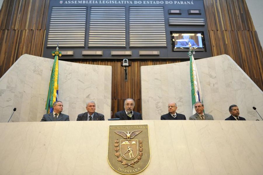 Composição da mesa na sessão solene.
