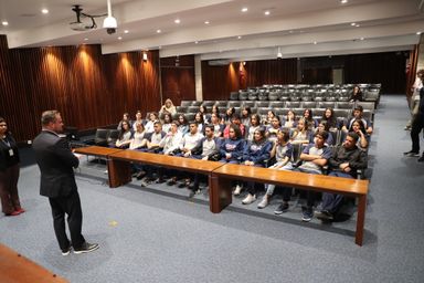 Estudantes do curso técnico em Administração visitam a Assembleia
