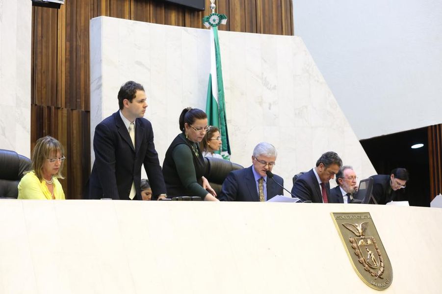 Mesa diretora durante a sessão plenária desta segunda-feira (18).