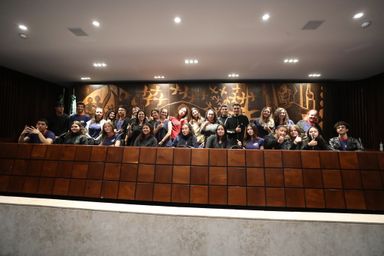 Visita guiada da Assembleia recebe duas turmas nessa quarta-feira (25)