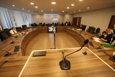 Projeto que pune quem furar fila da vacina é aprovado na CCJ