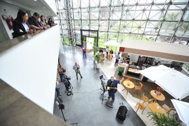Com clássicos do rock, projeto musical muda rotina da Assembleia e aproxima cultura e política