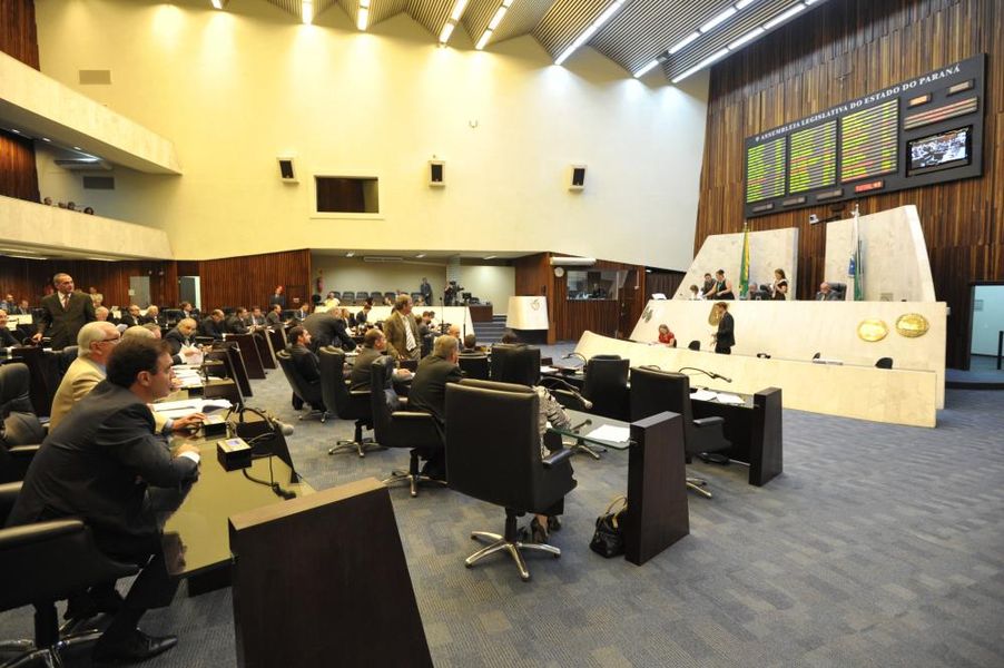 Parlamentares reunidos na sessão plenária nesta segunda-feira (03).