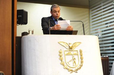 Corregedor da Assembleia recebe denúncia contra servidor que arremessou vaso contra policiais militares