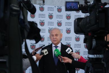 Deputados votam na quarta-feira (15) a PEC que extingue aposentadoria de ex-governador