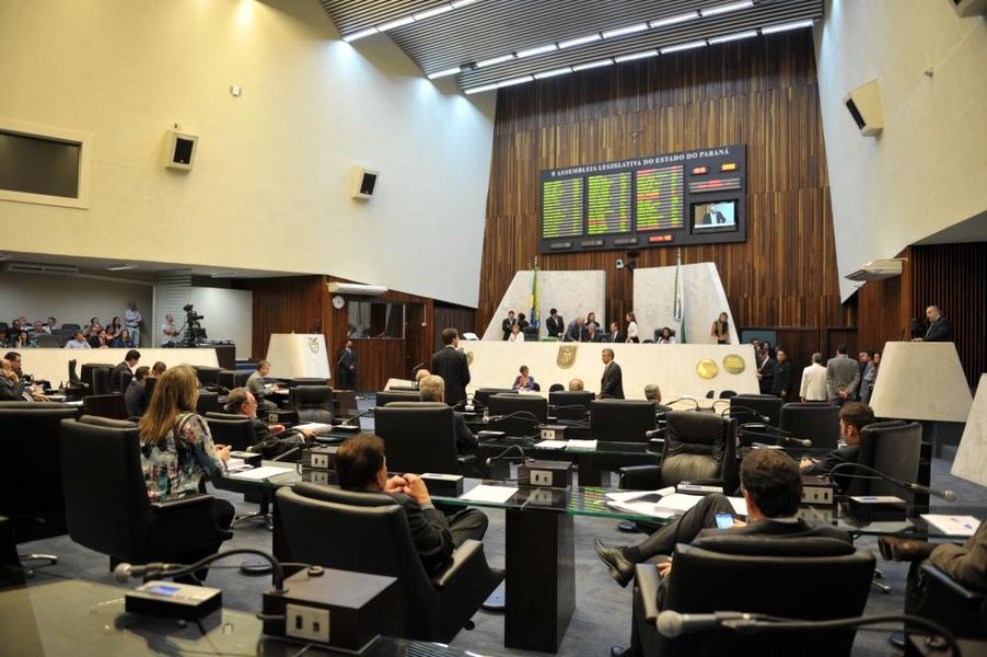 Parlamentares reunidos no plenário durante a sessão desta segunda-feira (16). 