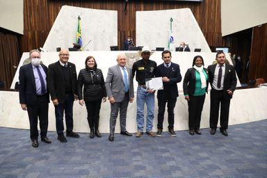 Assembleia homenageia campeão de evento londrinense de torneio nacional de rodeios