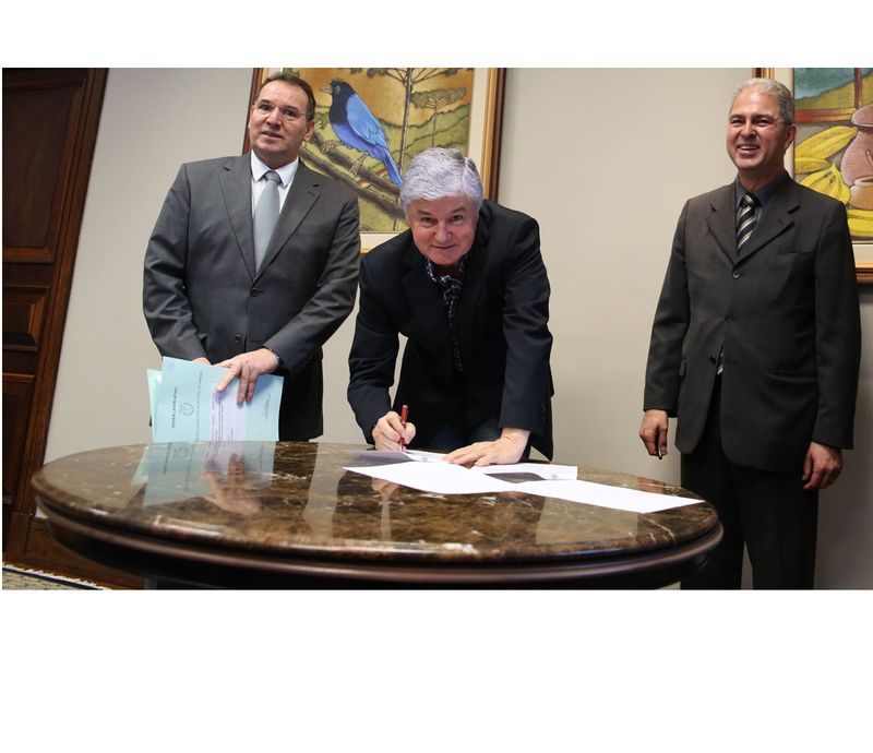 Da esquerda para a direita, diretor-geral da Alep, Benoni Constante Manfrin, deputado Rossoni (PSDB) e Agenor Carvalho Dias, do Sindicato dos Auditore