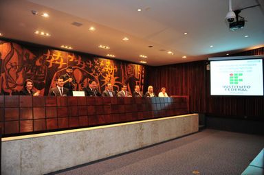 Assembleia homenageia Instituto Federal do Paraná por seus dez anos de fundação