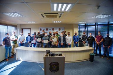 Deputado Marcio Pacheco homenageia policiais federais  por apreensão recorde de cocaína em Guaíra