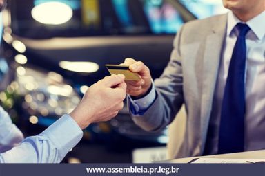 Lei proíbe cobrança de valor mínimo para compras com cartões