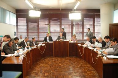 Parlamentares discutem constitucionalidade de projetos e aprovam mensagens do Executivo