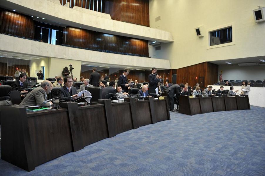 Parlamentares reunidos na sessão plenária desta quarta-feira (14).