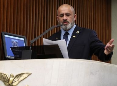 Deputado Soldado Fruet questiona problemas em quatro licitações da educação