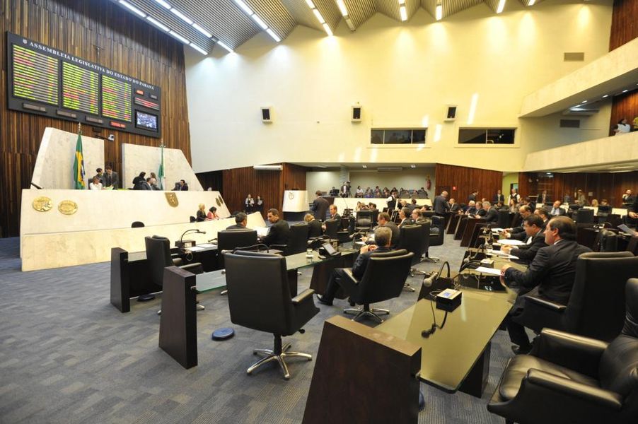Parlamentares reunidos na sessão plenária desta segunda-feira (11). 