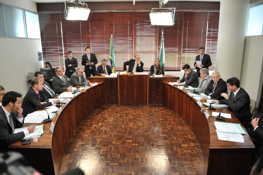 Parlamentares reunidos na última CCJ (ocorrida dia 21 - terça-feira).