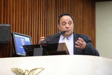 Líder do Governo anuncia planejamento para vacinar profissionais da educação no Paraná