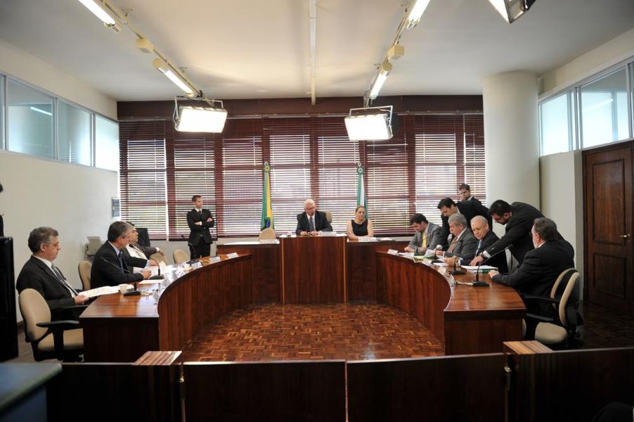 Parlamentares reunidos na sessão extraordinária da CCJ nesta quarta-feira (27).