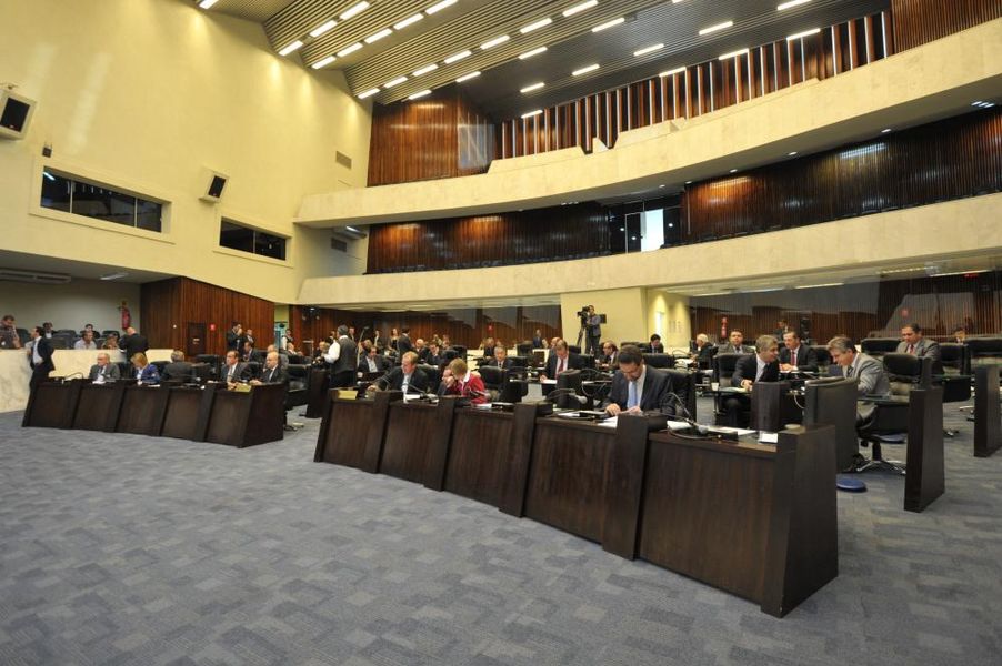 Parlamentares reunidos no plenário durante a sessão desta terça-feira (22).