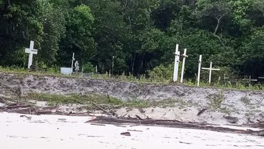 Com risco de desaparecimento de cemitério, moradores da Ilha do Mel pedem ajuda