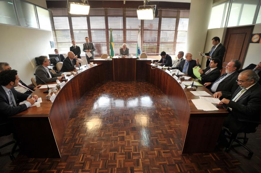 Parlamentares reunidos na CCJ extraordinária da última quarta-feira (16).