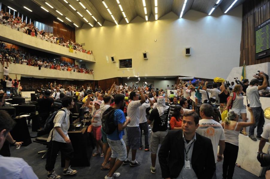 Manifestantes invadem a Assembleia e votações em Plenário são suspensask