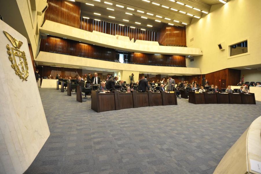 Parlamentares reunidos na sessão plenária desta terça-feira (11).