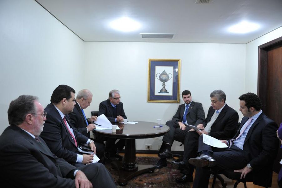 Parlamentares reunidos nesta quarta-feira para a sessão extra da CCJ.