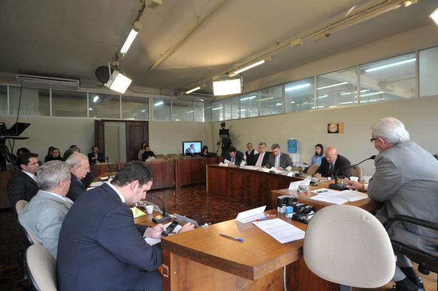 Parlamentares reunidos na CCJ nesta quarta-feira (16).