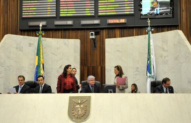Projeto que equipara salário dos professores segue para sanção do Governo do Estado