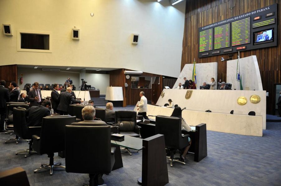 Visão geral do plenário durante a sessão desta segunda-feira (26). 