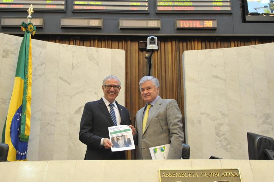 Na direita, presidente da Alep, deputado Rossoni e presidente da FIEP, Edson Campagnolo.
