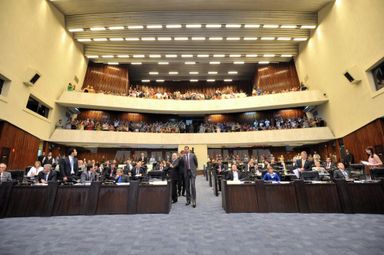 Deputados aprovam prorrogação de mandatos dos diretores de escolas e mudanças na política tributária