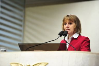 Deputada Luciana Rafagnin pede o cancelamento do contrato da SEED com a UniCesumar