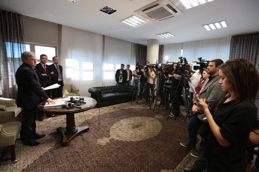 Rossoni fala com a imprensa na sala presidencial da Alep na tarde desta quarta-feira.