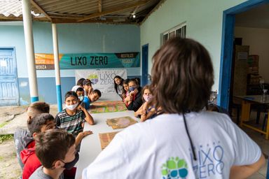 “Semana Lixo Zero” mobiliza a Vila de Superagui em mutirão de limpeza da praia, oficinas e palestras